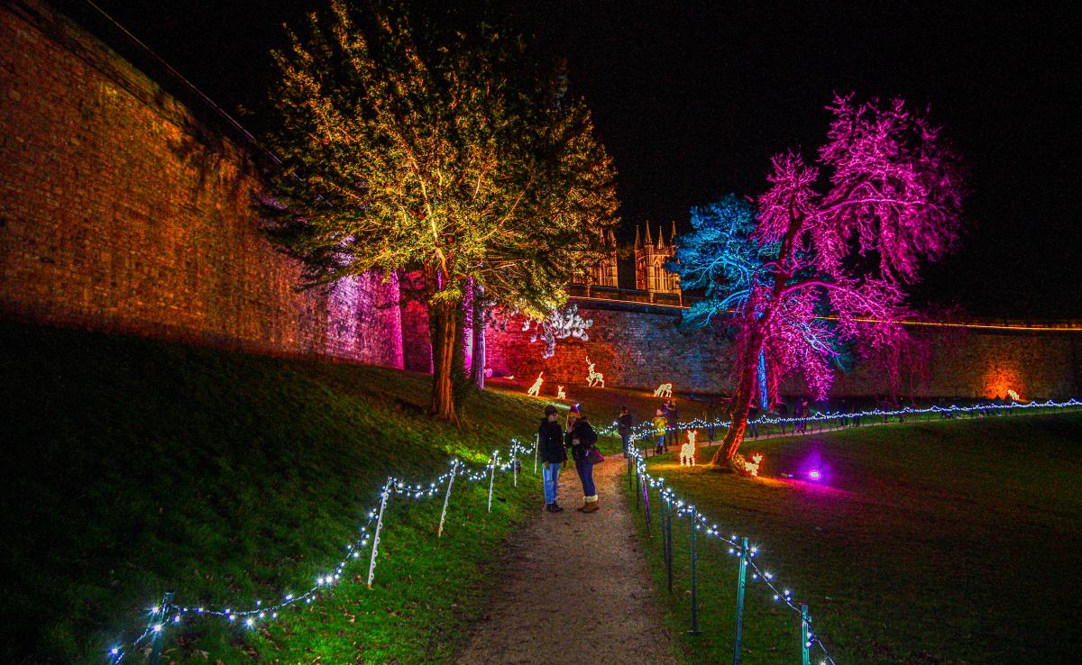 Lincoln Christmas sign lit up with lights