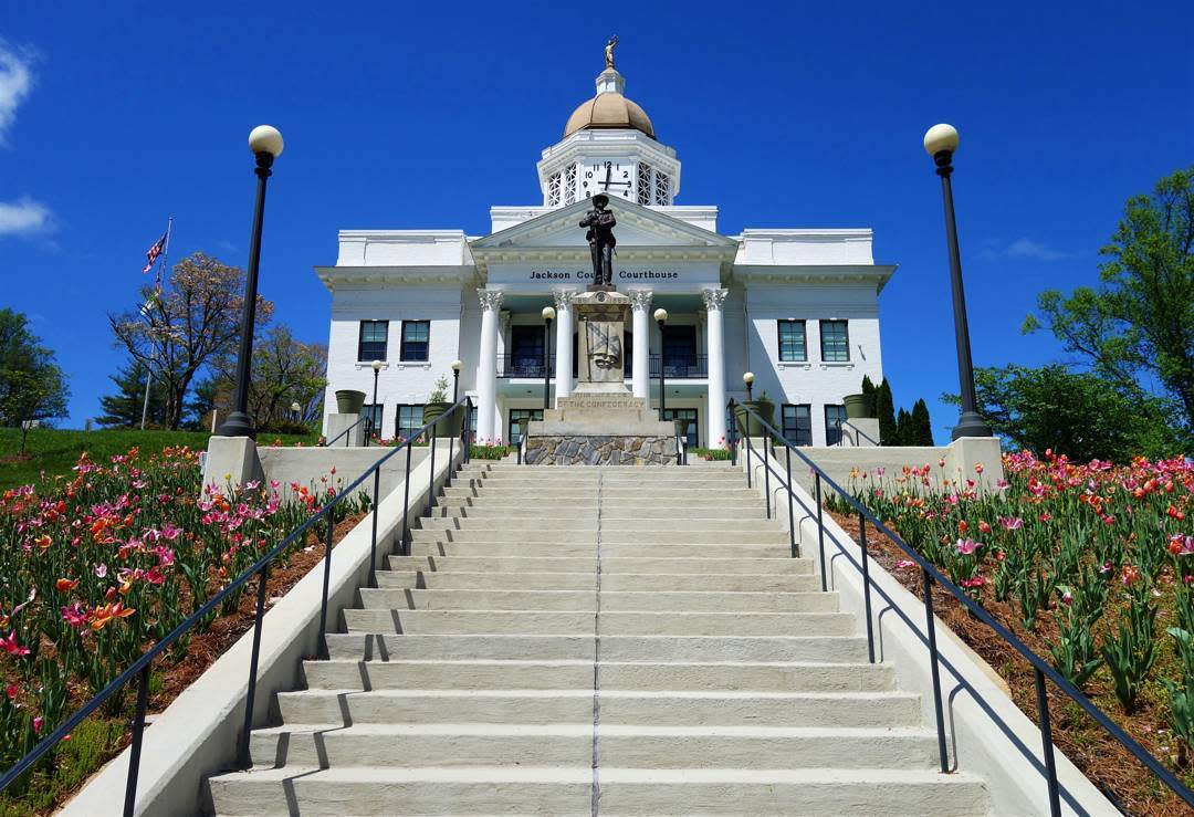 Jackson_County_Courthouse_americatoo_Instagram_1563_ig_1503107769196386808_3056042062_1b5e6dea-58db-4fc2-ac03-c136dba8f82d