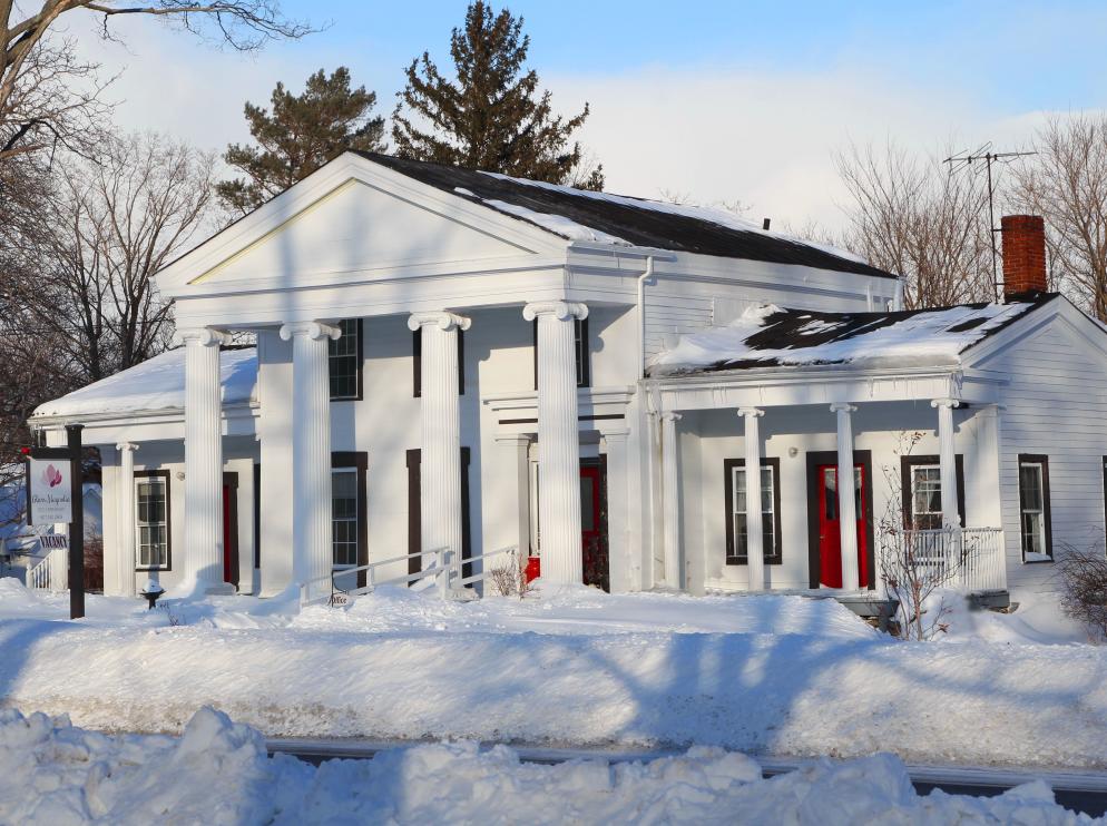 GLASS MAGNOLIA BED & BREAKFAST