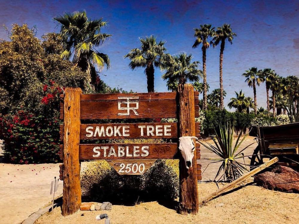 smoke tree stables sign