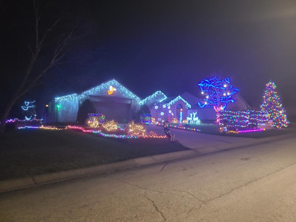  julbelysning visas på 8330 Hawk Spring Hill i Fort Wayne, Indiana