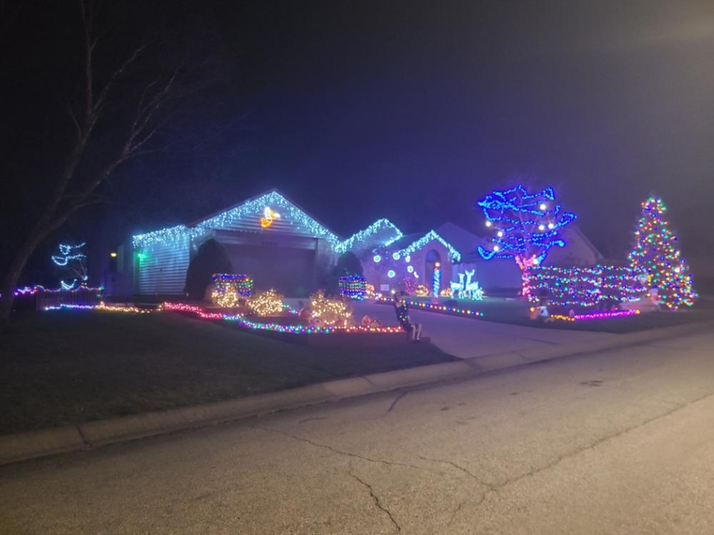 Luzes de Natal exibem em 8330 Hawk Spring Hill em Fort Wayne, Indiana