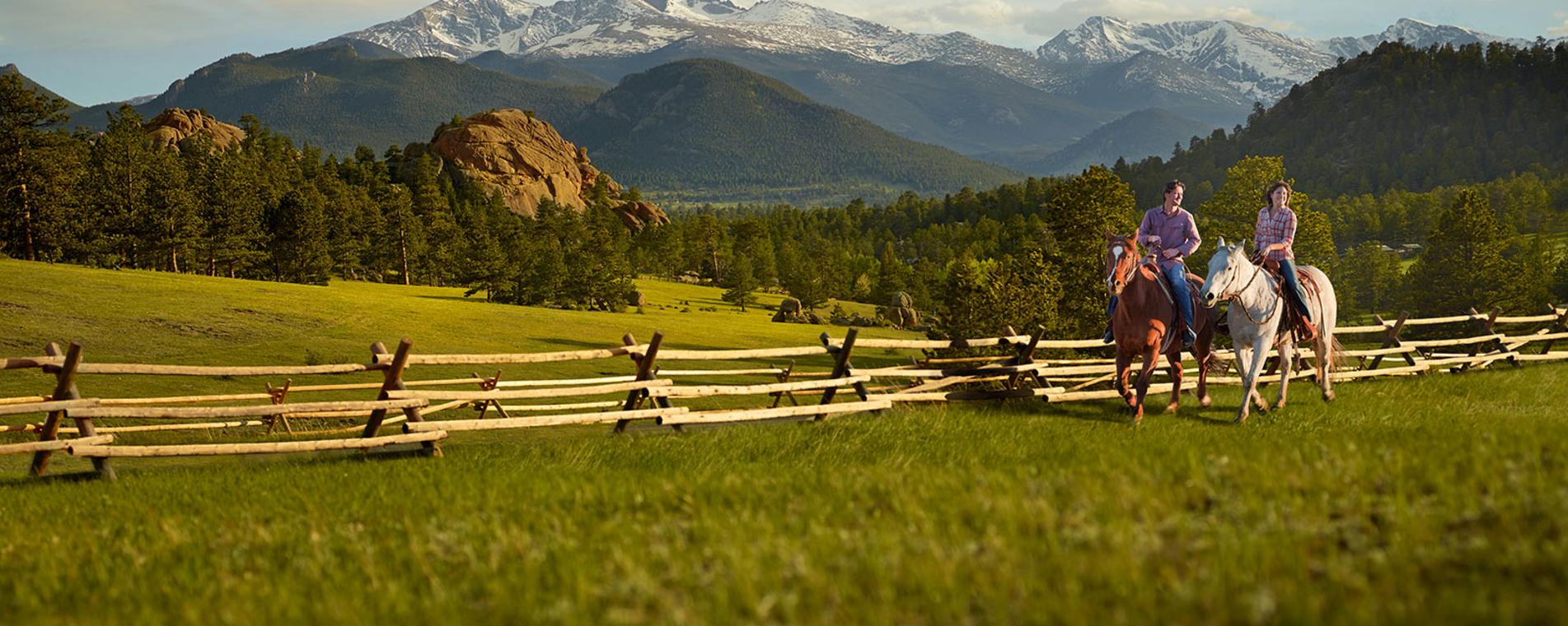 horseback-couple-longs-peak