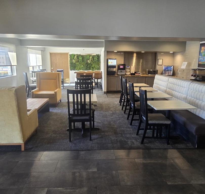 Best Western I-25 North Hotel - Breakfast Seating Area