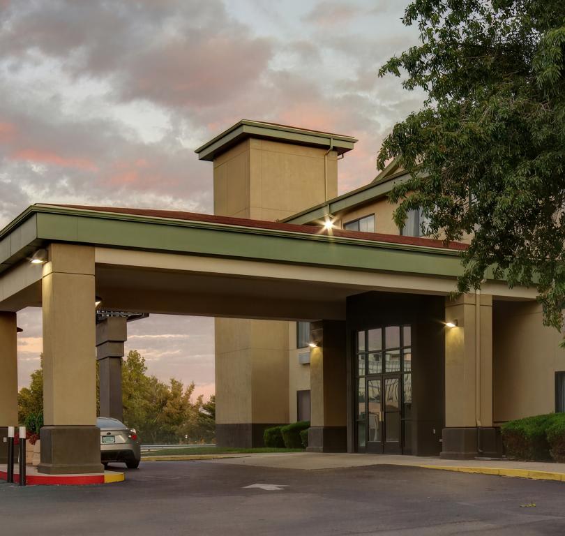 Best Western I-25 North Hotel Exterior Entrance