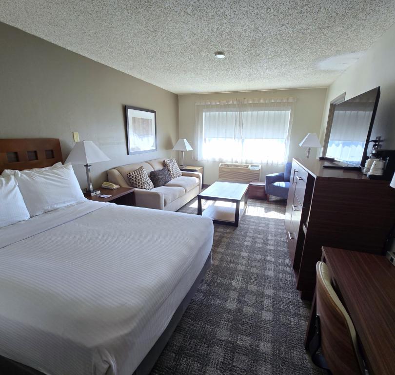 Best Western I-25 North Hotel - King Guest Room with Sofabed