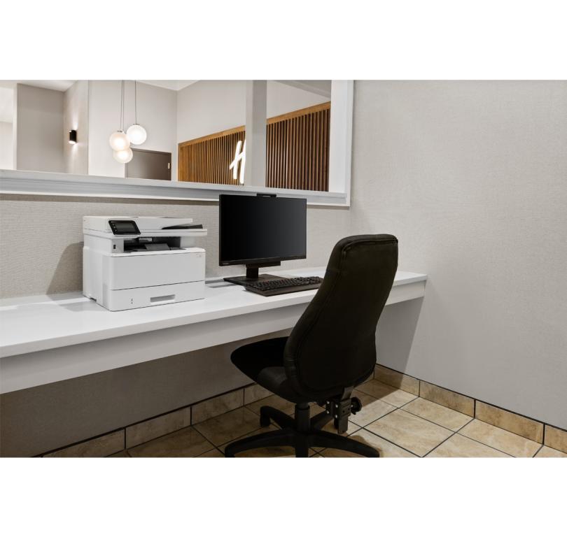 Holiday Inn Airport Business Center
