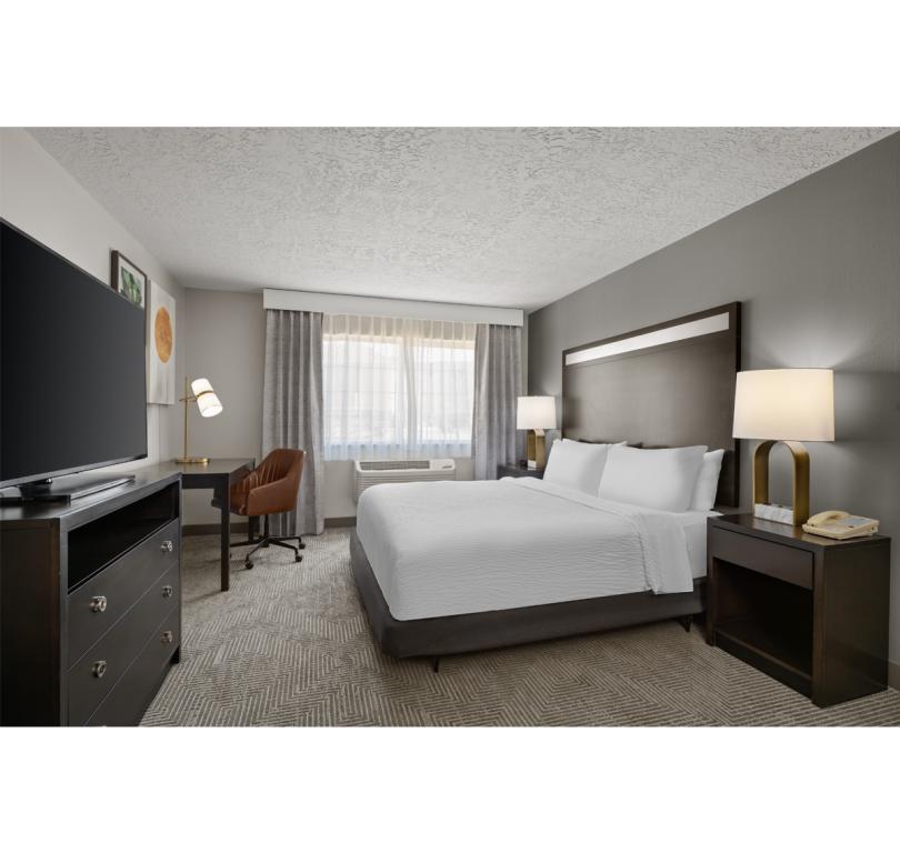Holiday Inn Airport Room