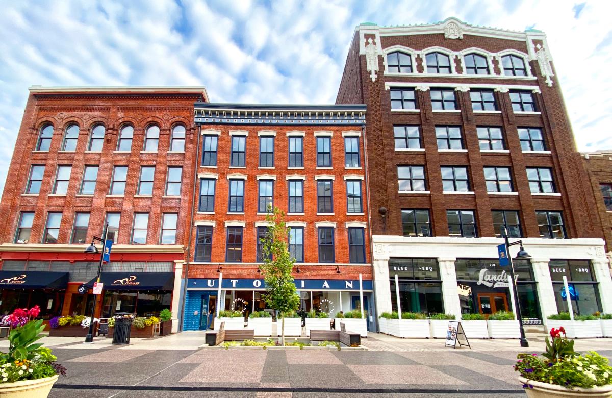 Storefronts of restaurants on The Landing in downtown Fort Wayne