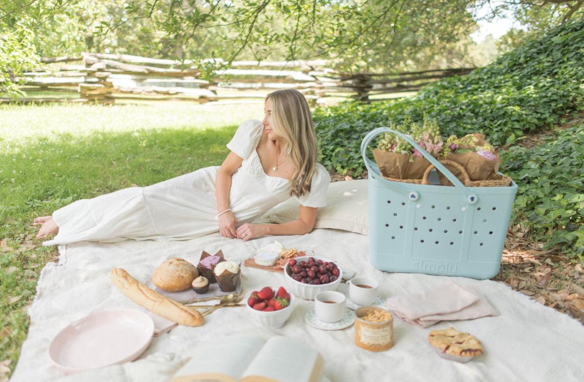 Anna Elizabeth | Woman at a Picnic at Colonial Williamsburg
