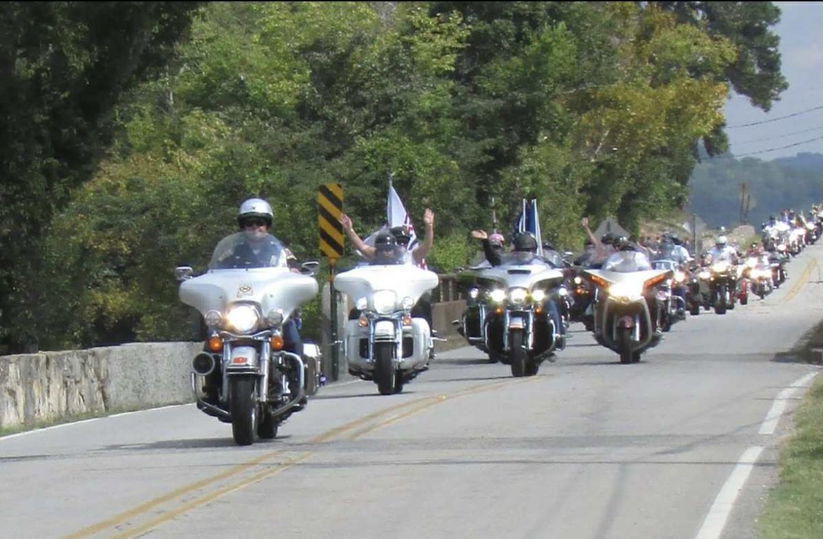 Picture shows a lot of motorcycle riders in the Trail of Tears motorcycle ride