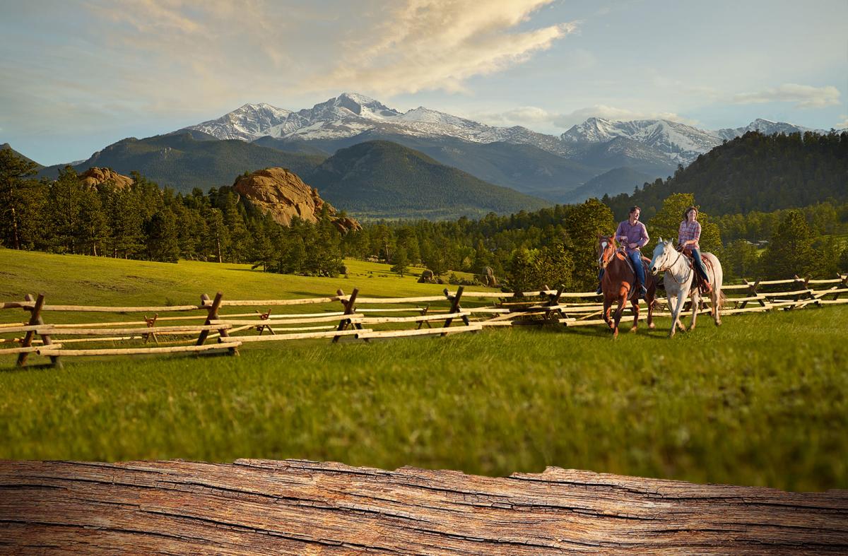 horseback-couple-longs-peak