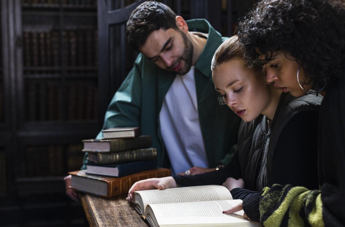 Group of friends reading