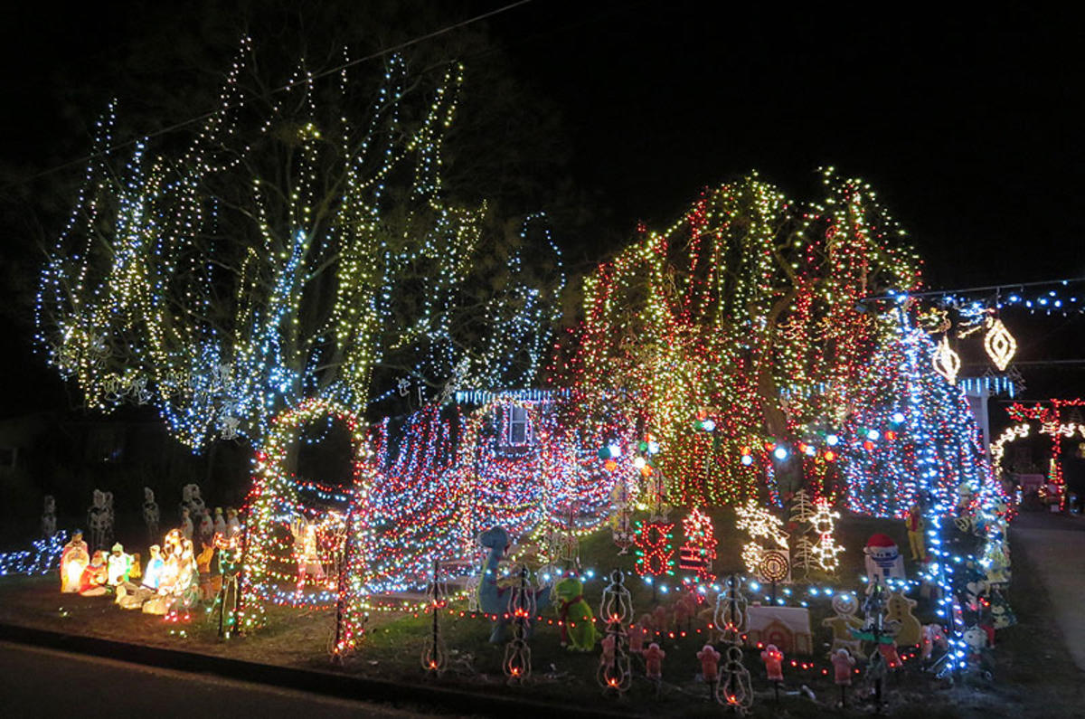 Neighbors surprise family, making sure their Christmas lights keep