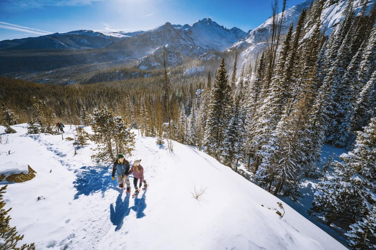 snowshoe couple romance