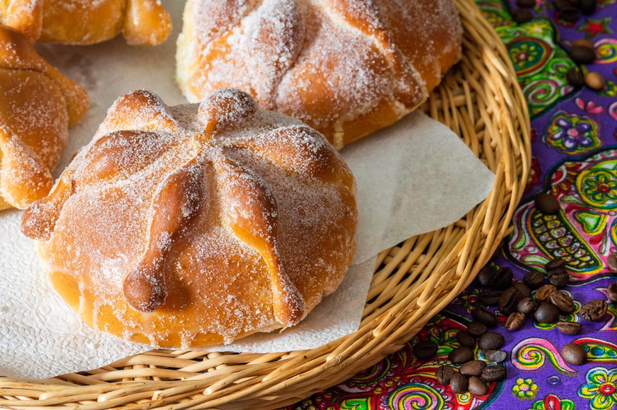 Traditional pan de muerto on a woven plate.