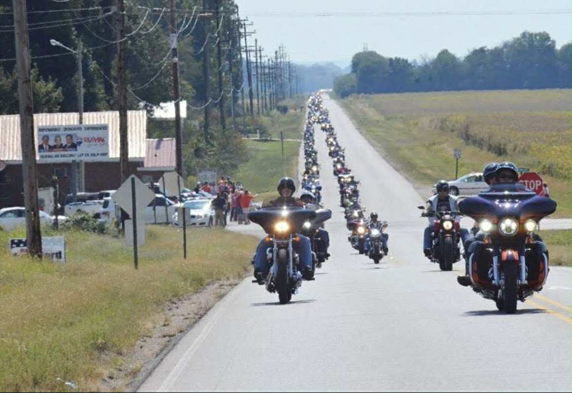 Picture shows a lot of motorcycle riders in the Trail of Tears motorcycle ride
