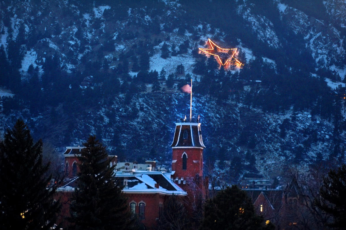 Boulder City's iconic Christmas House draws thousands every year