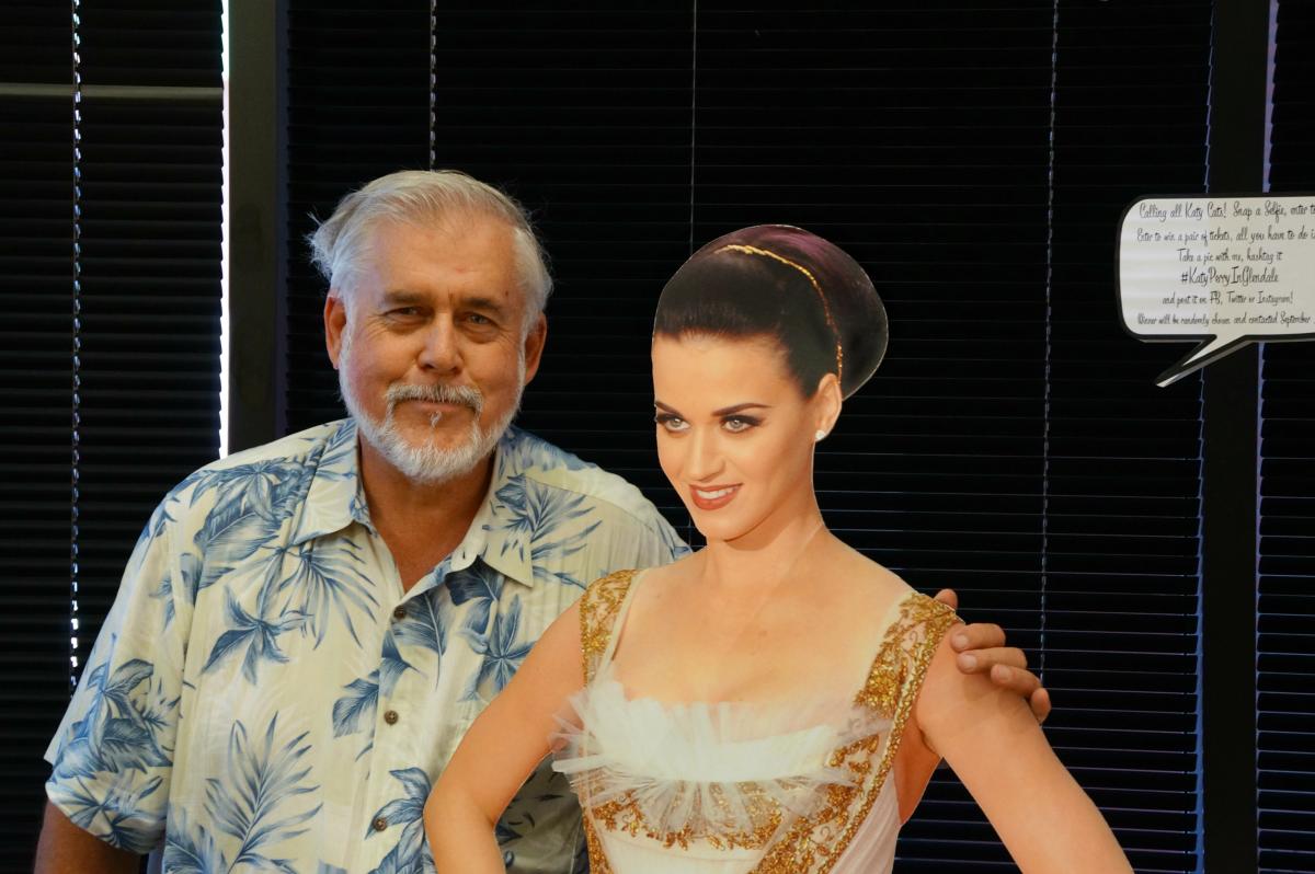 Mayor-Weiers-Katy-Perry-Pose