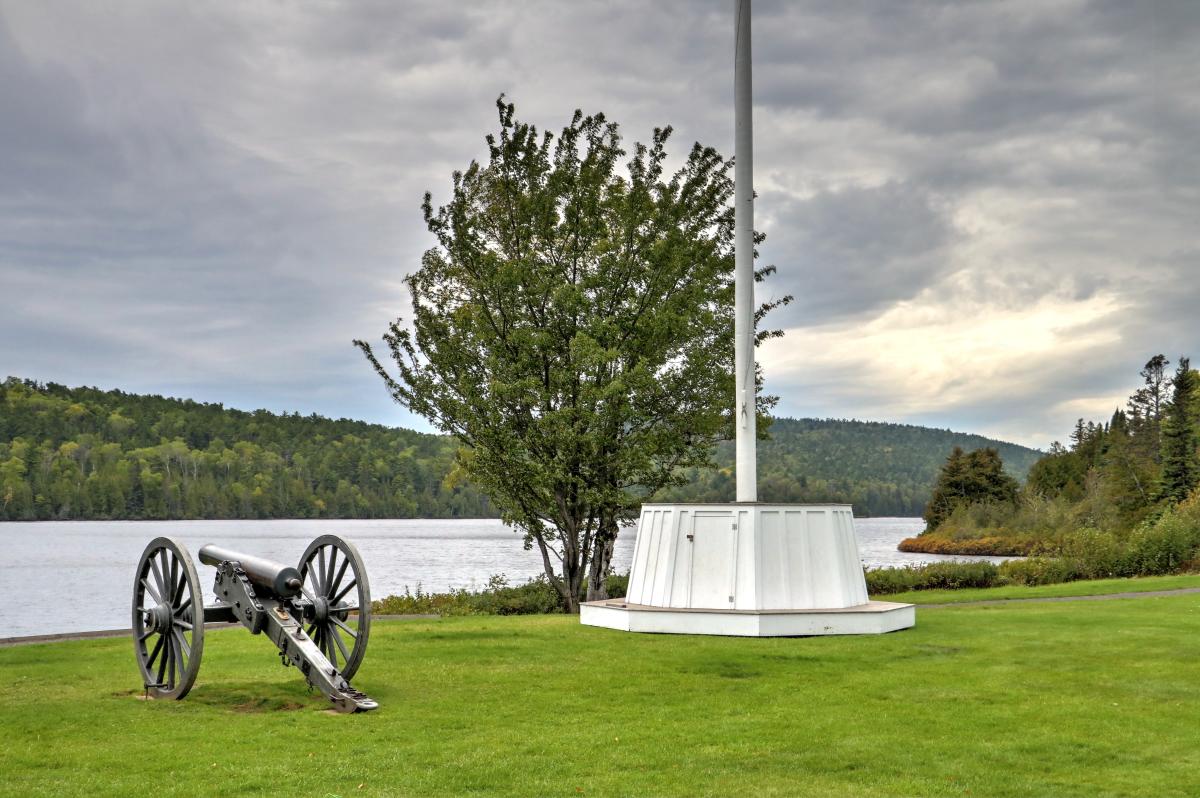 Historic cannon and flag pole on the coast of Lake Fanny Hooe