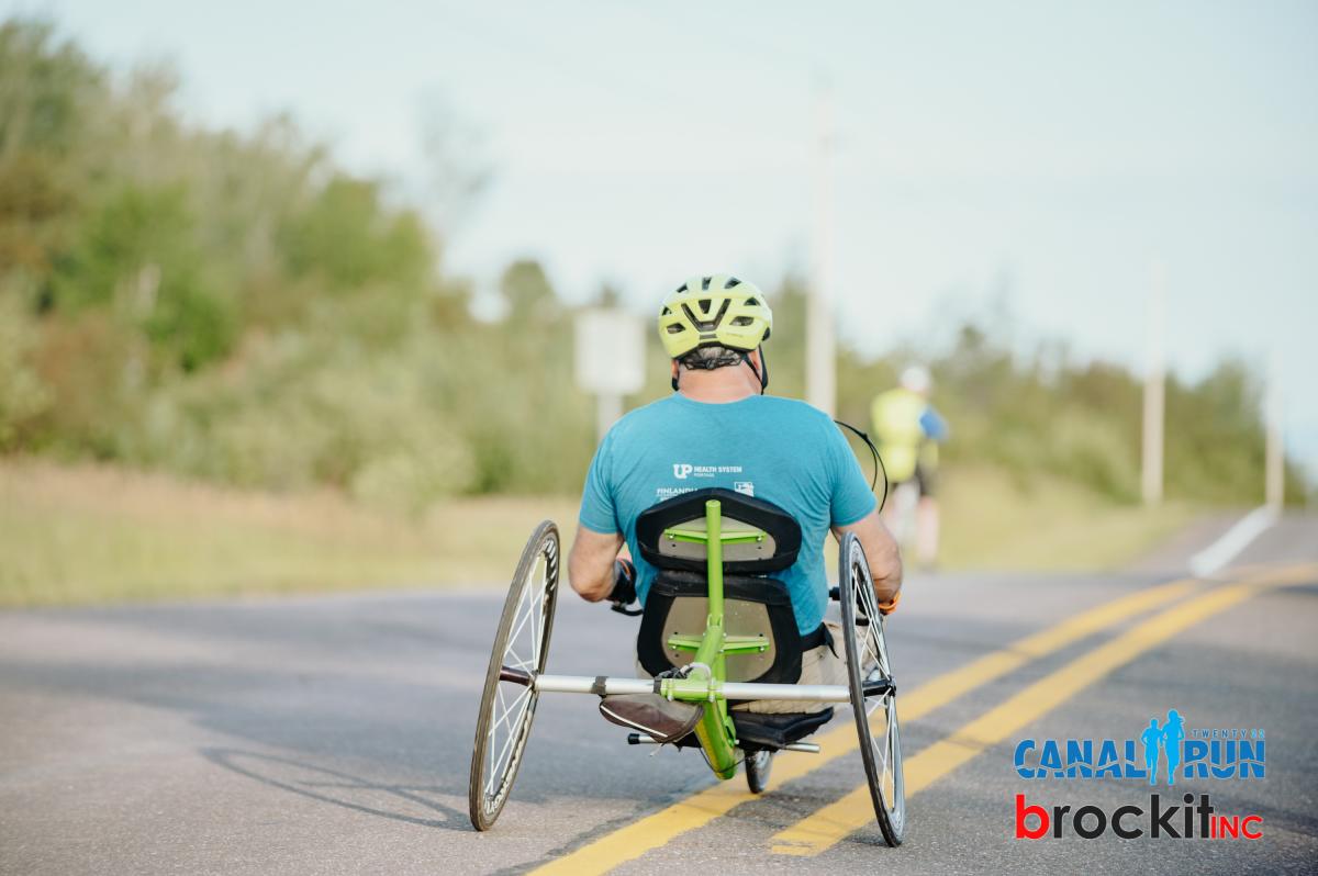 Wheelchair racer participates in Canal Run