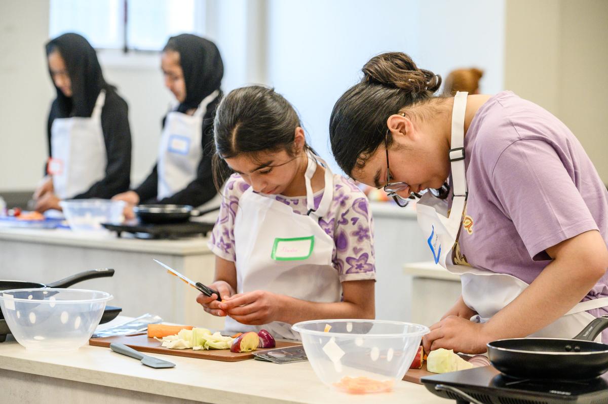 Pepole cooking in cookery class