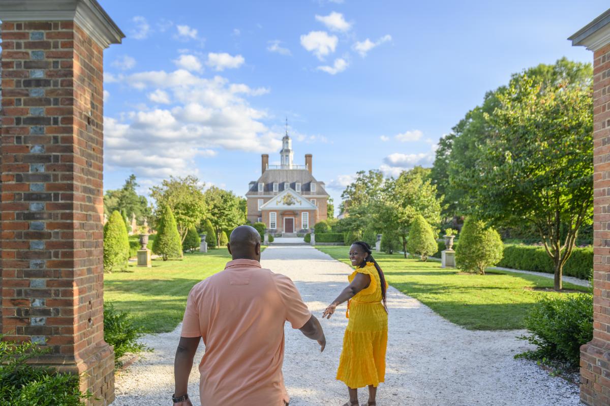 Couple at the Governor's Palace Gate at Colonial Williamsburg