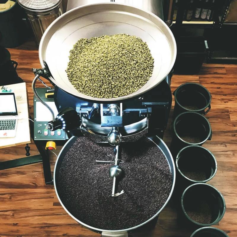 Wander Coffee Roasting with green coffee beans at the top and classic coffee beans at the bottom