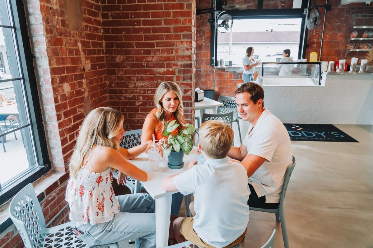 Family enjoying their sodas at Kuddy's Sips and Sweets in Downtown Elizabethtown, KY