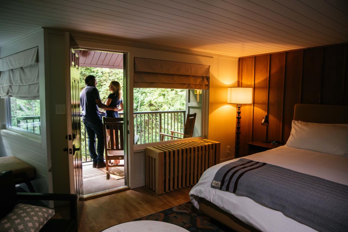 couple hotel room balcony