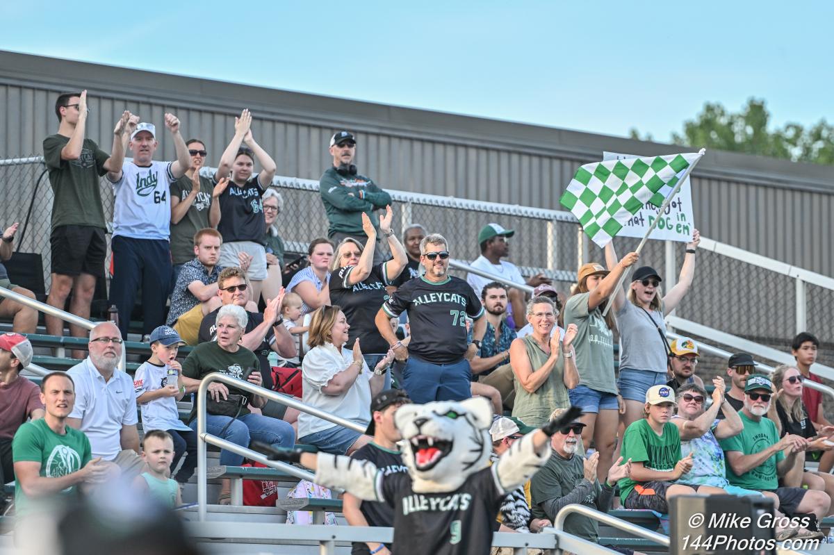 Indianapolis Alley Cats Ultimate Frisbee crowd