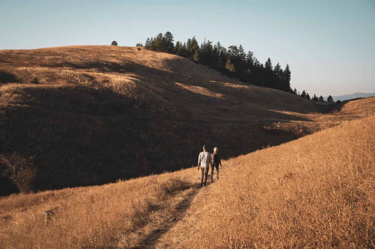 Couple Hiking at sntsk'il'ntən - Black Mountain Regional Park 9