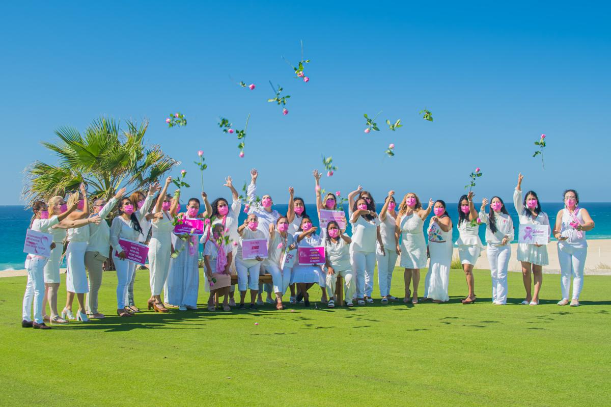 mujeres celebrando el día internacional de la lucha contra el cáncer de mama