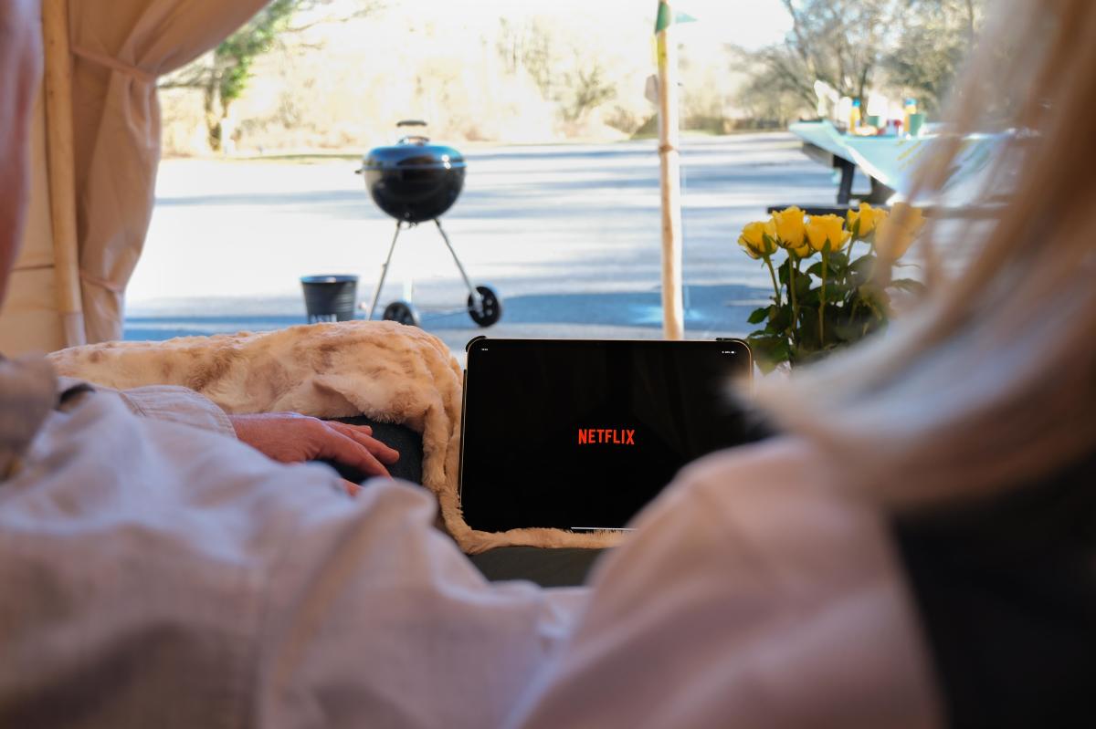 Glamping watching Netflix - Camping New Forest
