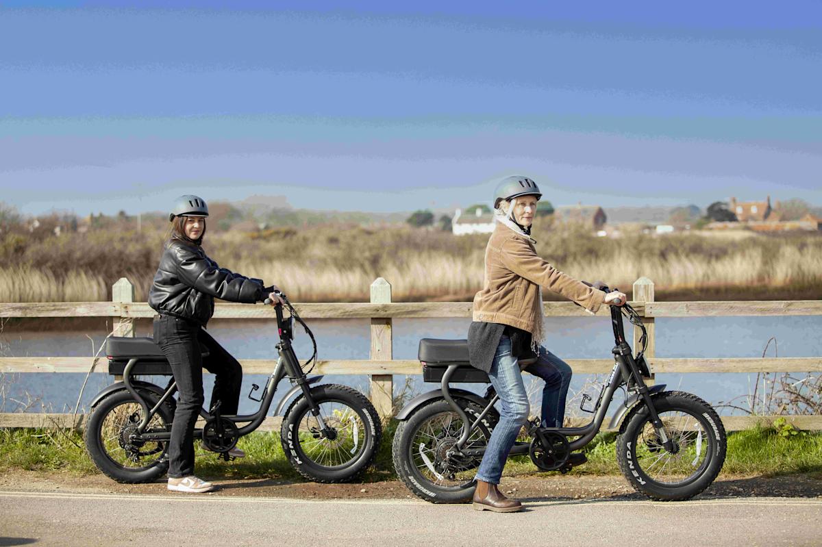 Jaunt-e bikes 2 people riding