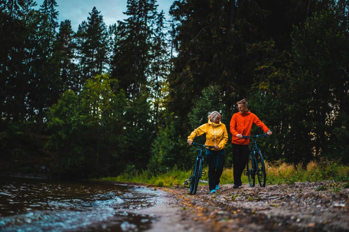 Mann og kvinne på sykkeltur ved stranda