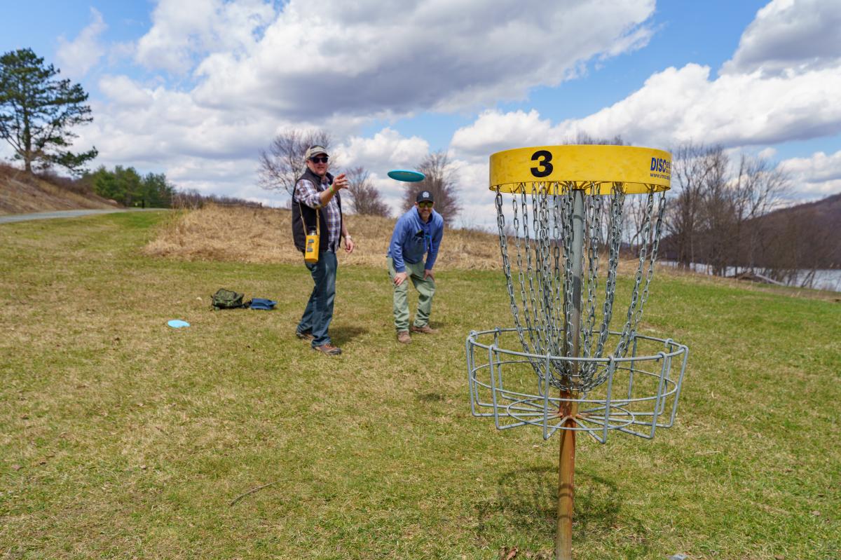 Jim and Dan throw discs at Prompton