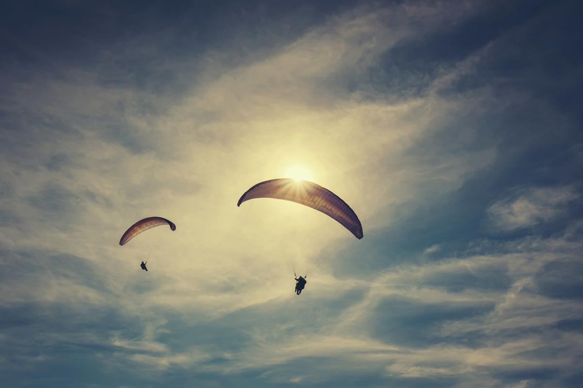 Hang Gliders or Para Gliders in the Sky