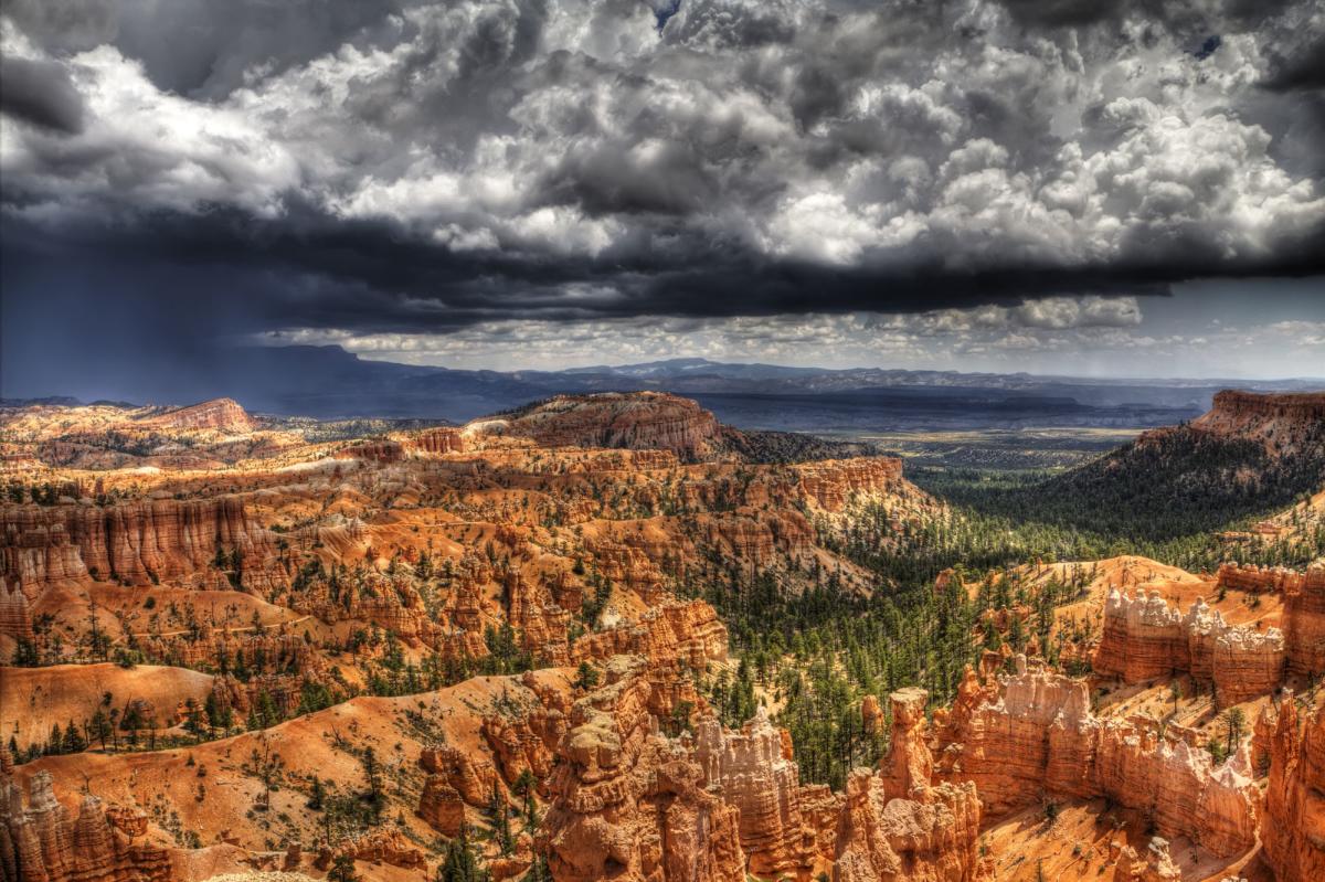 Bryce Canyon under gray clouds