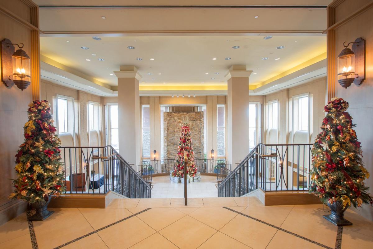 Lansdowne Resort decorated for the holidays