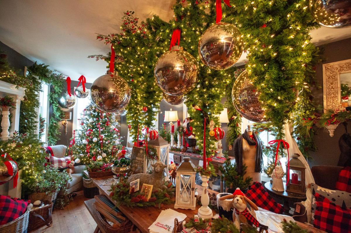 12) LinkedIn  Merry christmas eve, Holiday decor, Christmas
