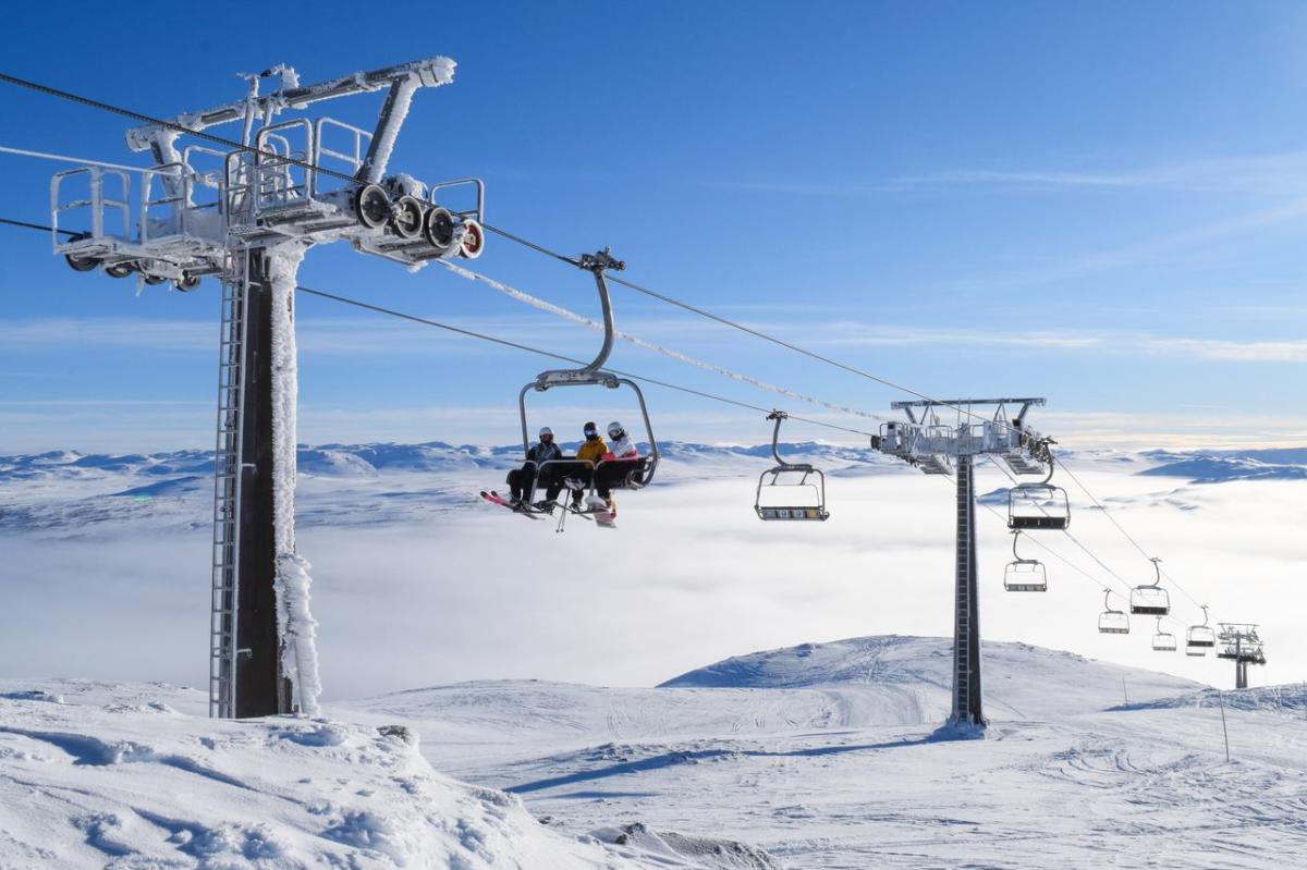 Skiheis med mennesker