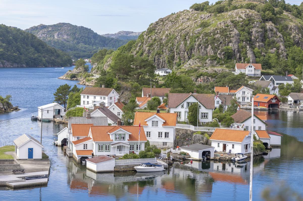Flere hvite, gamle trehus i en uthavn