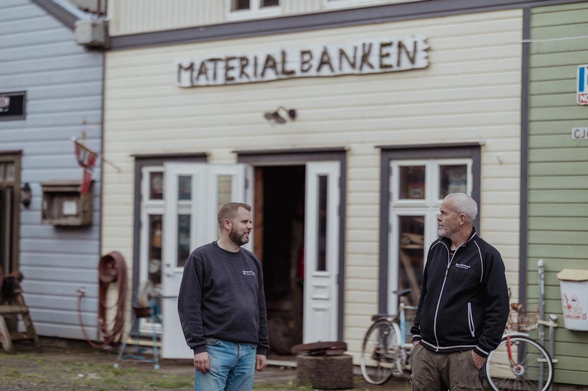 To menn foran materialbanken for bygningsvern i Farsund