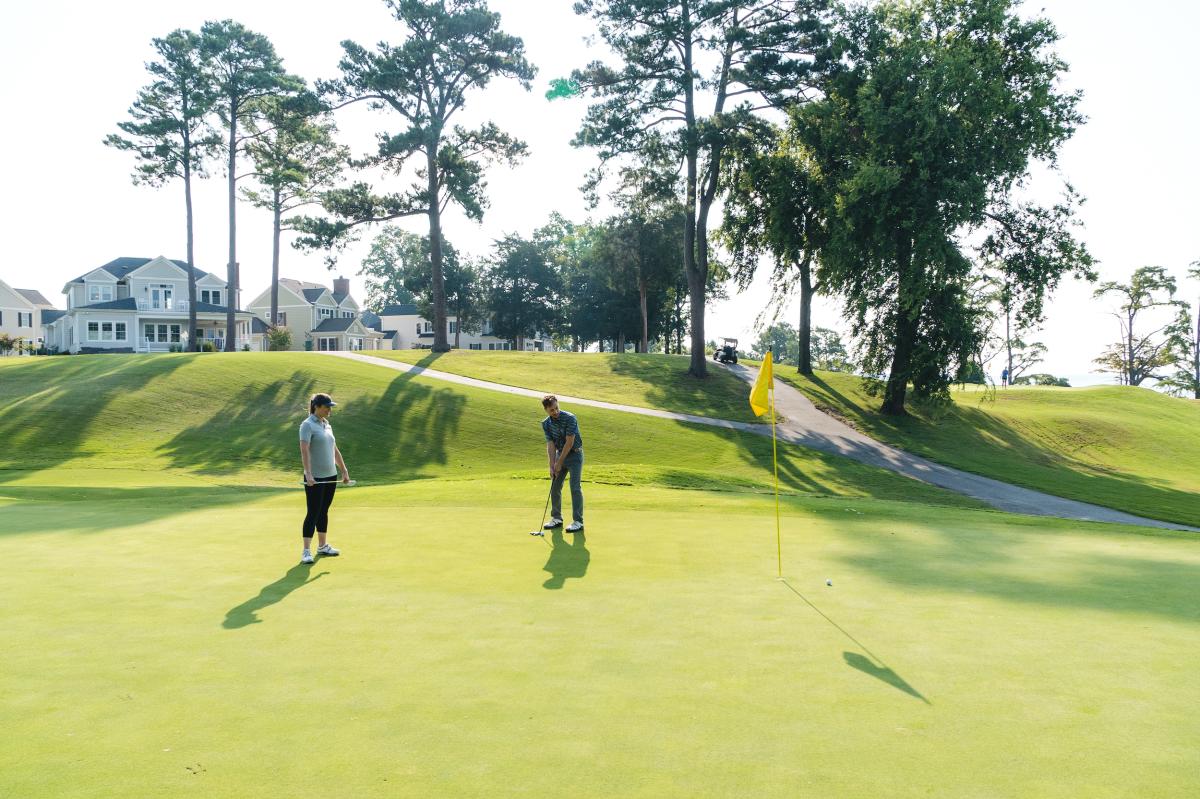 KINGSMILL RESORT Golfing