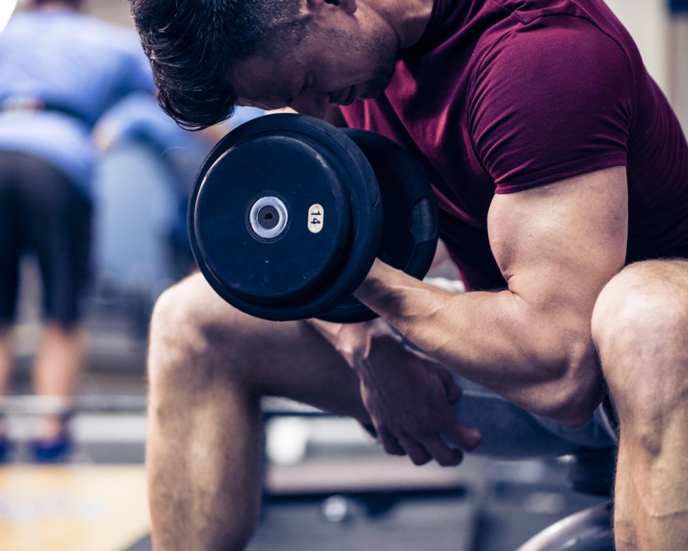 Man liftin weights at the gym
