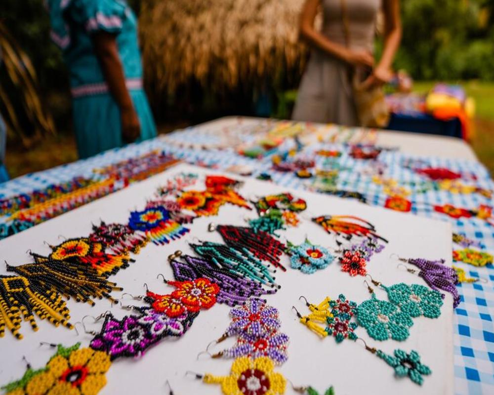 Handmade Ngäbe-Bugle earrings, Soloy Chiriquí Province, Panamá