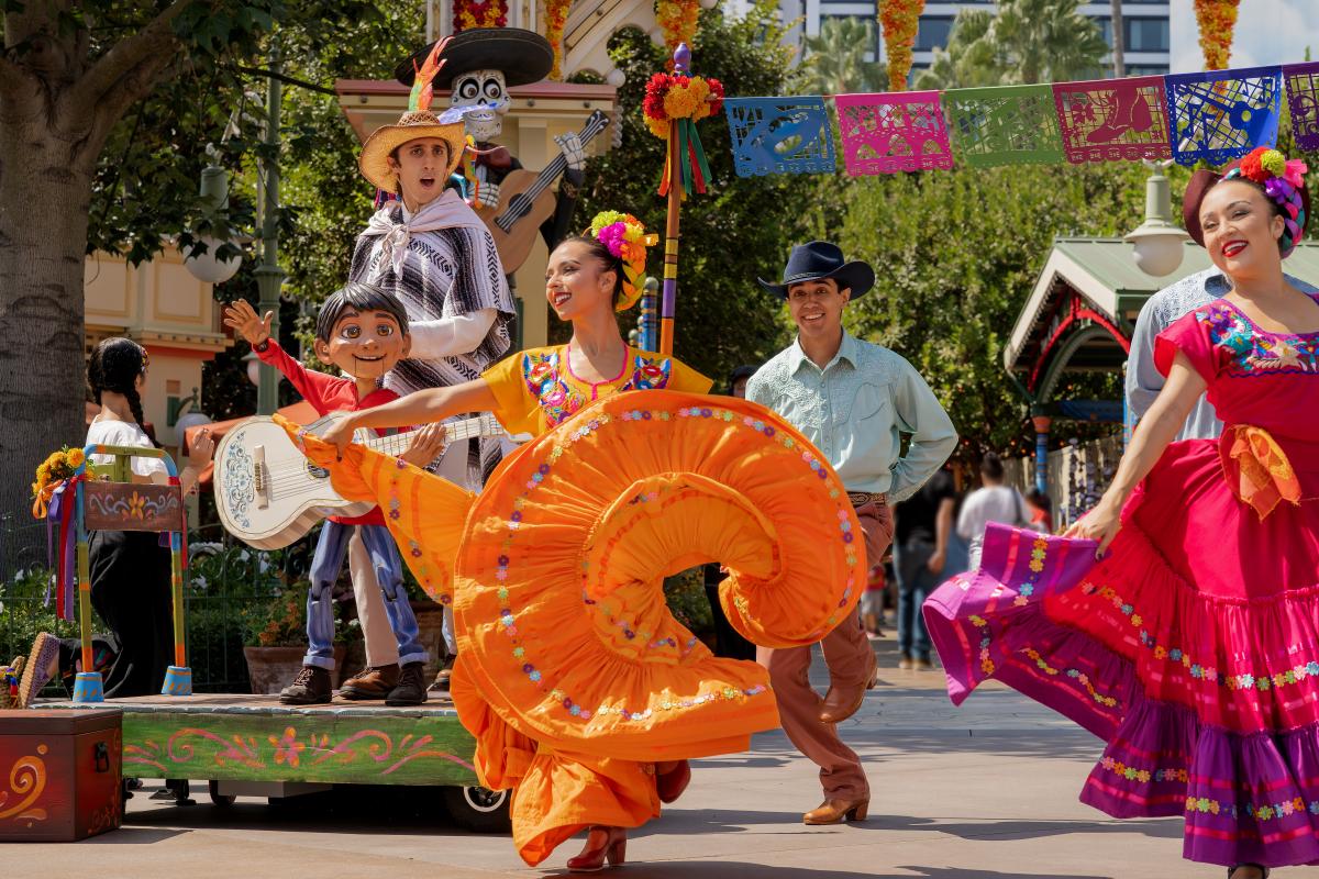 Plaza De La Familia Disneyland