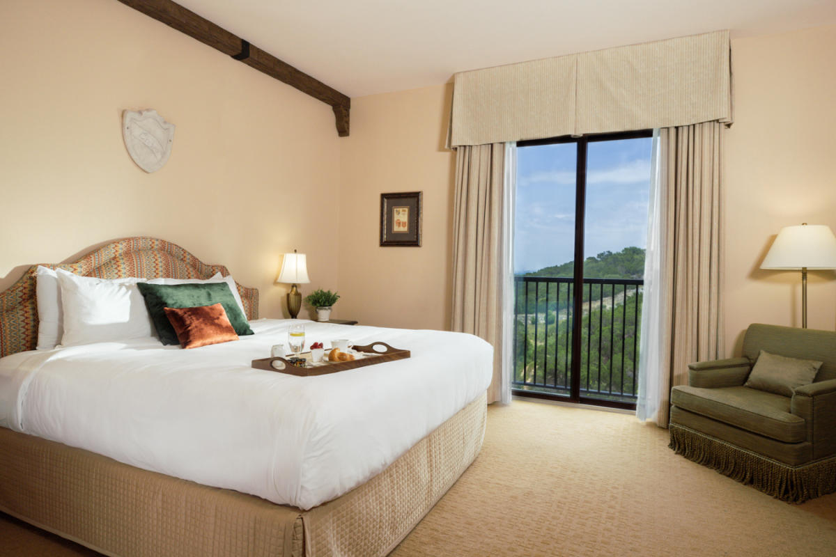 Image of a king suite room at Hotel Viata.