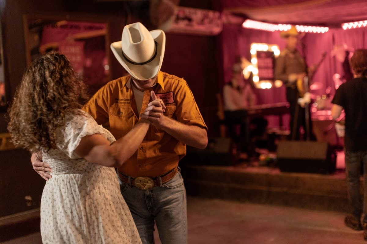 Man and woman two-stepping at White Horse